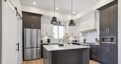 Exquisite & Luxurious Family Home, Near Vancouver, 5-star rated, Pet Friendly