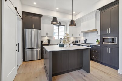 Exquisite & Luxurious Family Home, Near Vancouver, 5-star rated, Pet Friendly