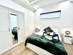 6 bedrooms, desk, iron/ironing board, travel cot