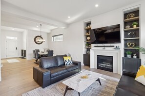 TV connectée, cheminée, chaîne hi-fi