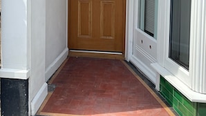 Una puerta de madera con un cartel que dice "The Seagulls" encima.