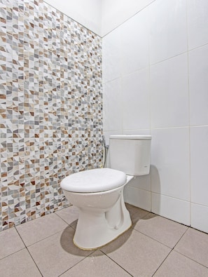 Standard Double Room | Bathroom | Shower, towels