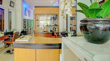 ฝ่ายต้อนรับ