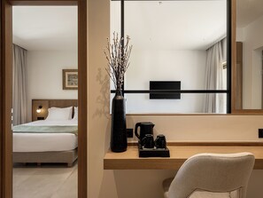 Ropa de cama hipoalergénica y caja de seguridad en la habitación 