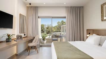 Classic Suite with Pool view | 1 Schlafzimmer, Allergikerbettwaren, Zimmersafe, schallisolierte Zimmer