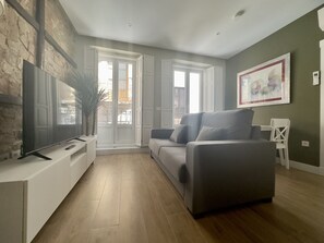 Smart TV, video games, DVD player, video library - Apartamento Anaya 1, en Pleno Centro de Granada (Granada)