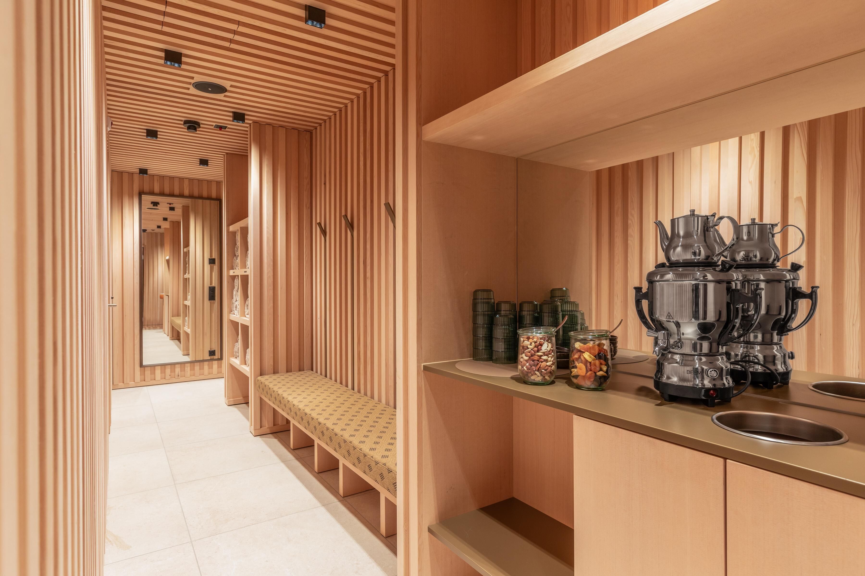 Une cuisine moderne avec un lambris en bois, un banc intégré et une machine à café.