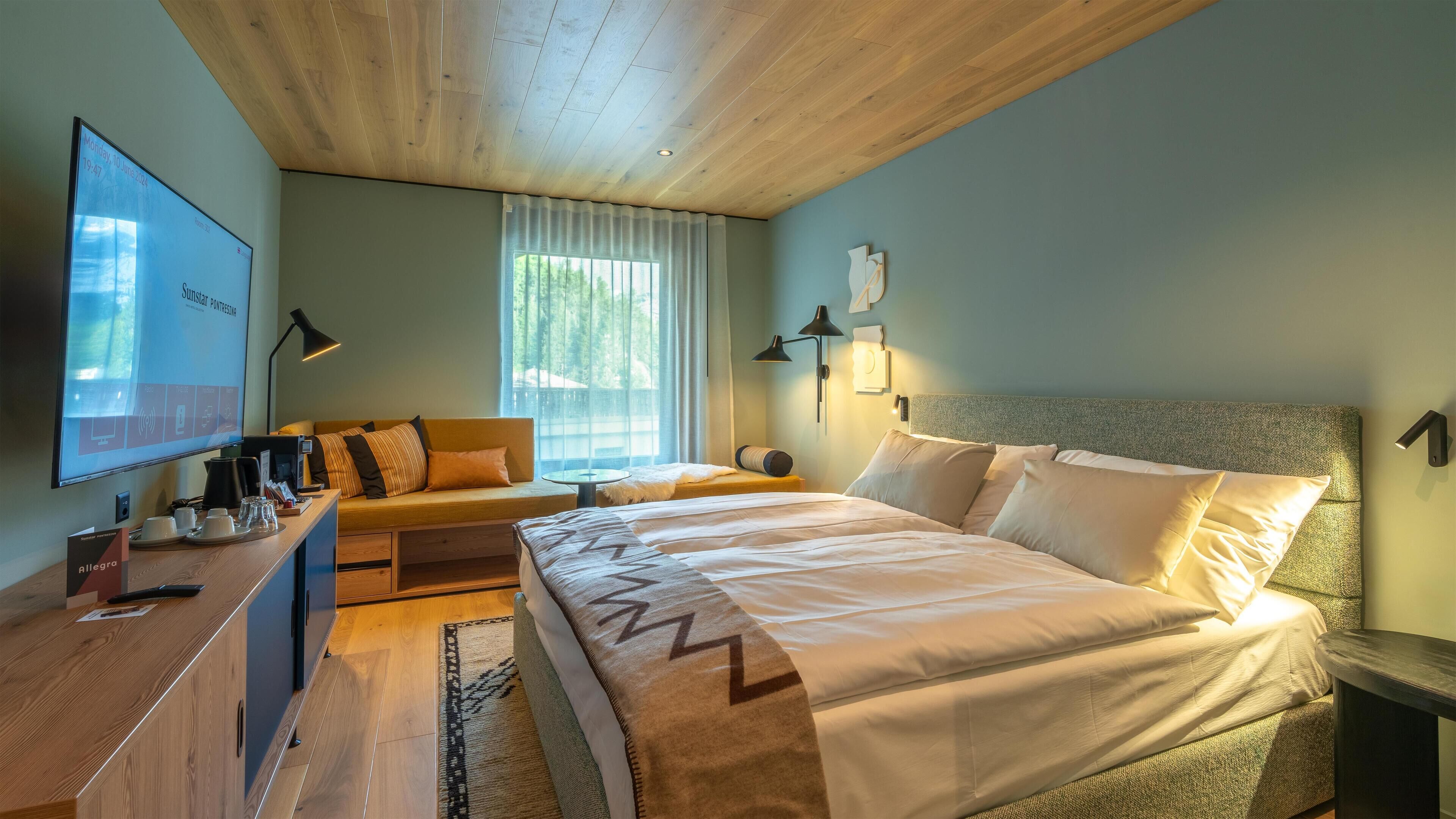 Habitación de diseño doble | Ropa de cama de alta calidad y minibar con artículos gratuitos