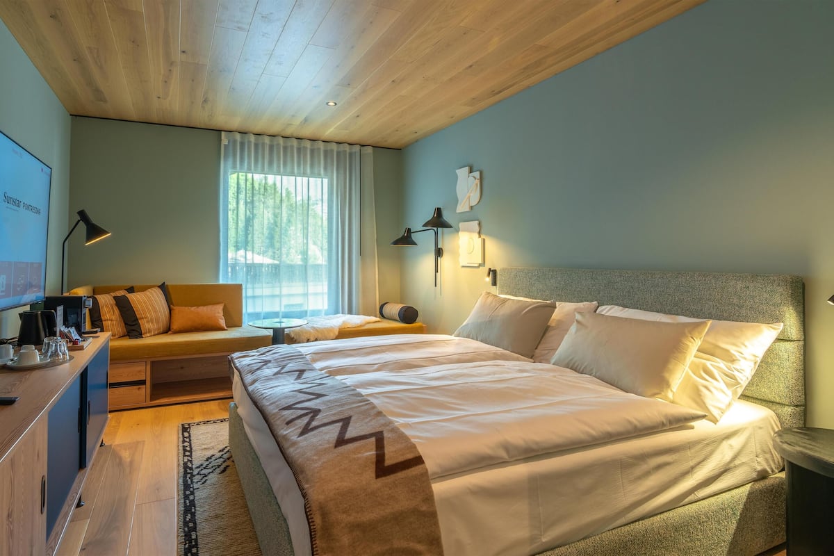 Habitación de diseño doble | Ropa de cama de alta calidad y minibar con artículos gratuitos