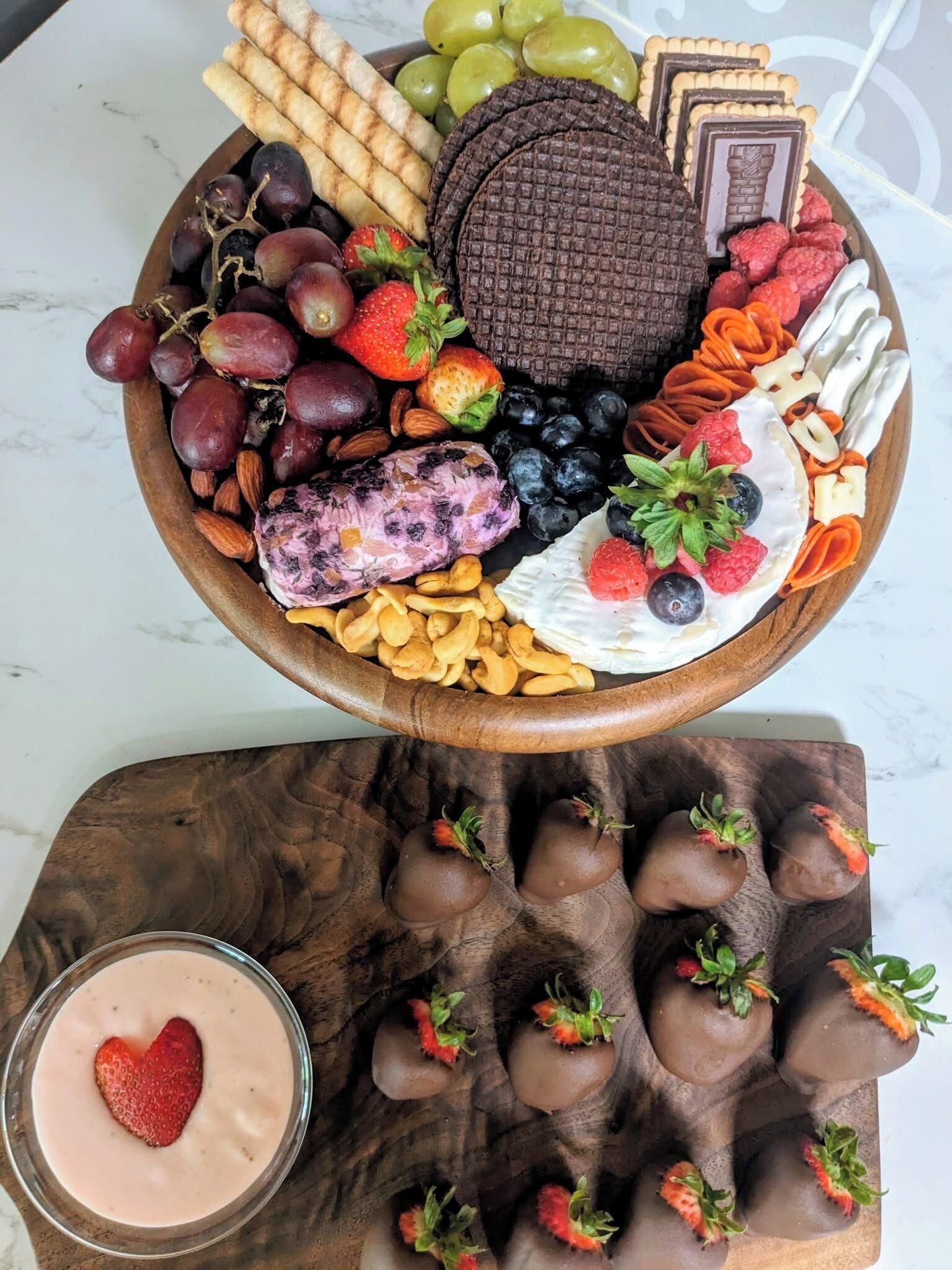 Un assortiment de fruits frais, des biscuits et du chocolat.