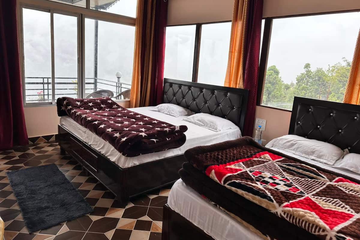 Deluxe Quadruple Room | Free WiFi, bed sheets