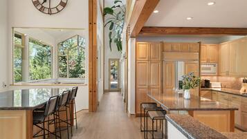 House (Faraway Road Home) | In-room dining