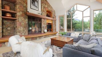 Ferienhaus (Faraway Road Home) | Wohnbereich | 60-Zoll-Smart-TV mit Kabelempfang
