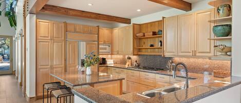 ハウス (Faraway Road Home) | 専用キッチン | ダイニングテーブル