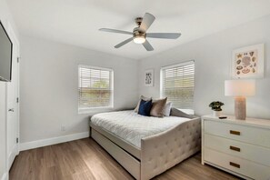 2 Schlafzimmer, Schreibtisch, Reisekinderbett, WLAN