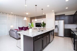 Fridge, microwave, oven, stovetop - Resort Home With Pool-Sleeps 14 Free Wifi /Parking (Four Corners)