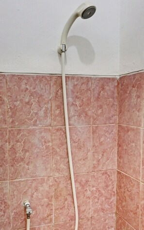 Shower, soap - SPOT ON 92916 Batu Mas Homestay Syariah (Jogoroto)