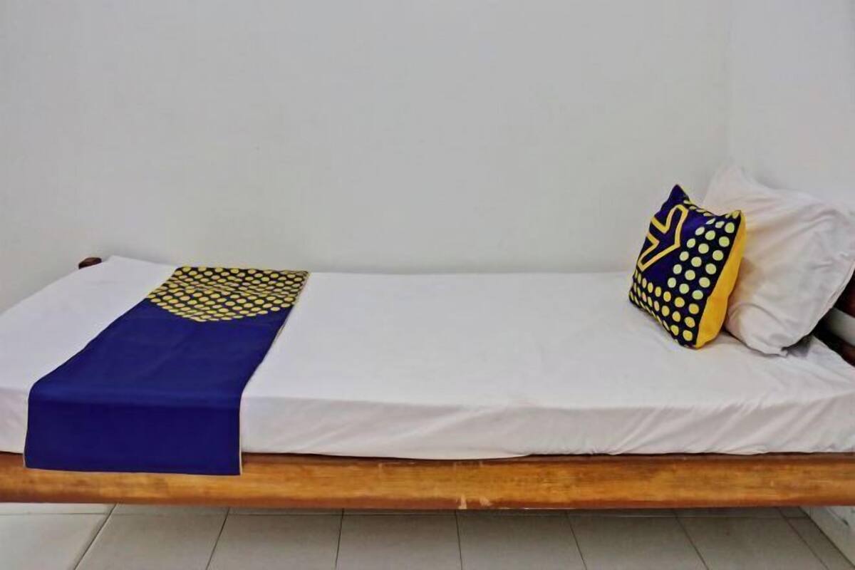 Laptop workspace, free WiFi, bed sheets