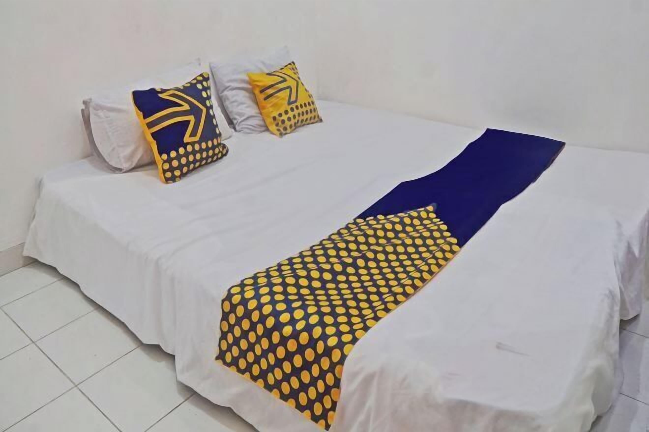 Laptop workspace, free WiFi, bed sheets