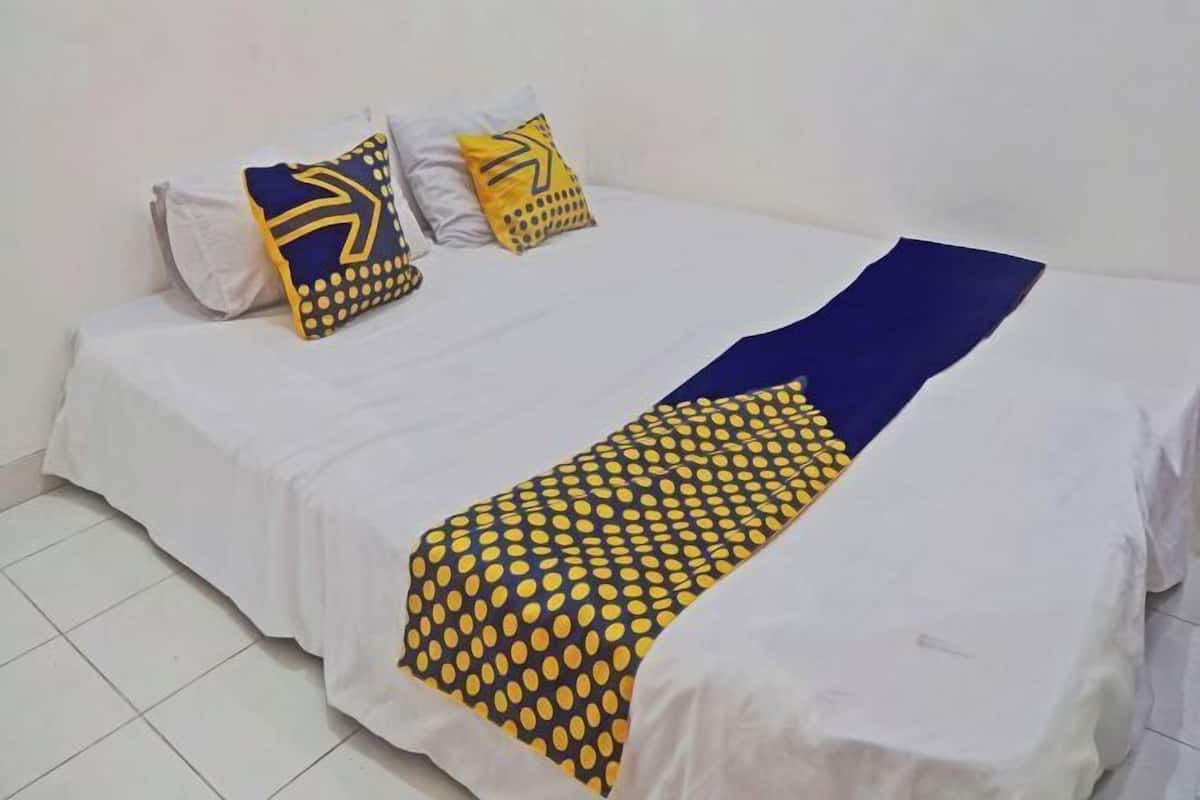 Laptop workspace, free WiFi, bed sheets