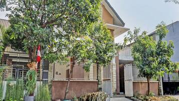 Vista frontal de la propiedad