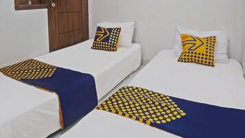 Habitación económica con 2 camas individuales | Espacio para trabajar con laptop, wifi gratis y ropa de cama