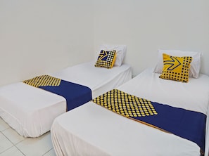 Economy-Zweibettzimmer | Laptopgeeigneter Arbeitsplatz, kostenloses WLAN, Bettwäsche