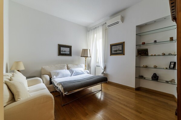 1 bedroom, iron/ironing board, WiFi, bed sheets - Cozy and colorful, within walking distance of the Colosseum (Roma)