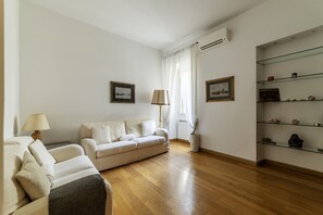 TV - Cozy and colorful, within walking distance of the Colosseum (Roma)