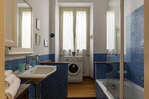 Chuveiro/banheira combinados, secador de cabelo, bidê, toalhas de banho