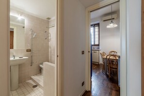 Combined shower/bathtub, hair dryer, bidet, towels