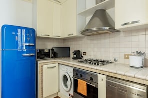 Frigorifero, microonde, forno, piano cottura
