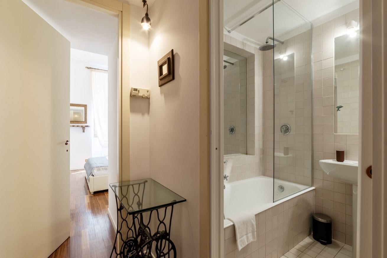 Ensemble baignoire-douche, séchoir à cheveux, bidet, serviettes fournies