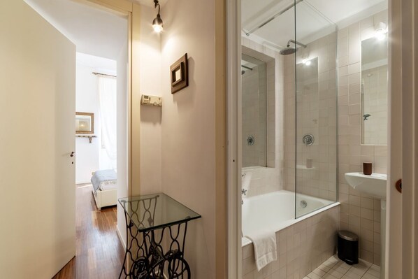 Combined shower/bathtub, hair dryer, bidet, towels