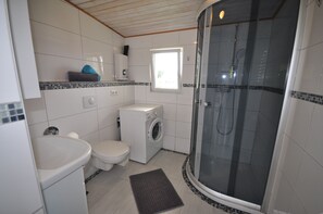 Shower, towels, toilet paper - Vacation home Beerberg, cozy vacation home at the biosphere reserve Thuringian Forest (Suhl)