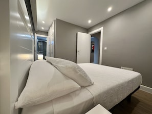 1 室のベッドルーム、デスク、アイロン / アイロン台、旅行用ベビーベッド