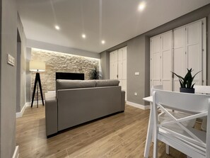 Smart TV, video games, DVD player, video library - Apartamento Anaya 2, en Pleno Centro de Granada (Granada)