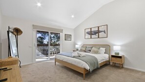 4 bedrooms, iron/ironing board, free WiFi - Treetop House in Metung (Metung)