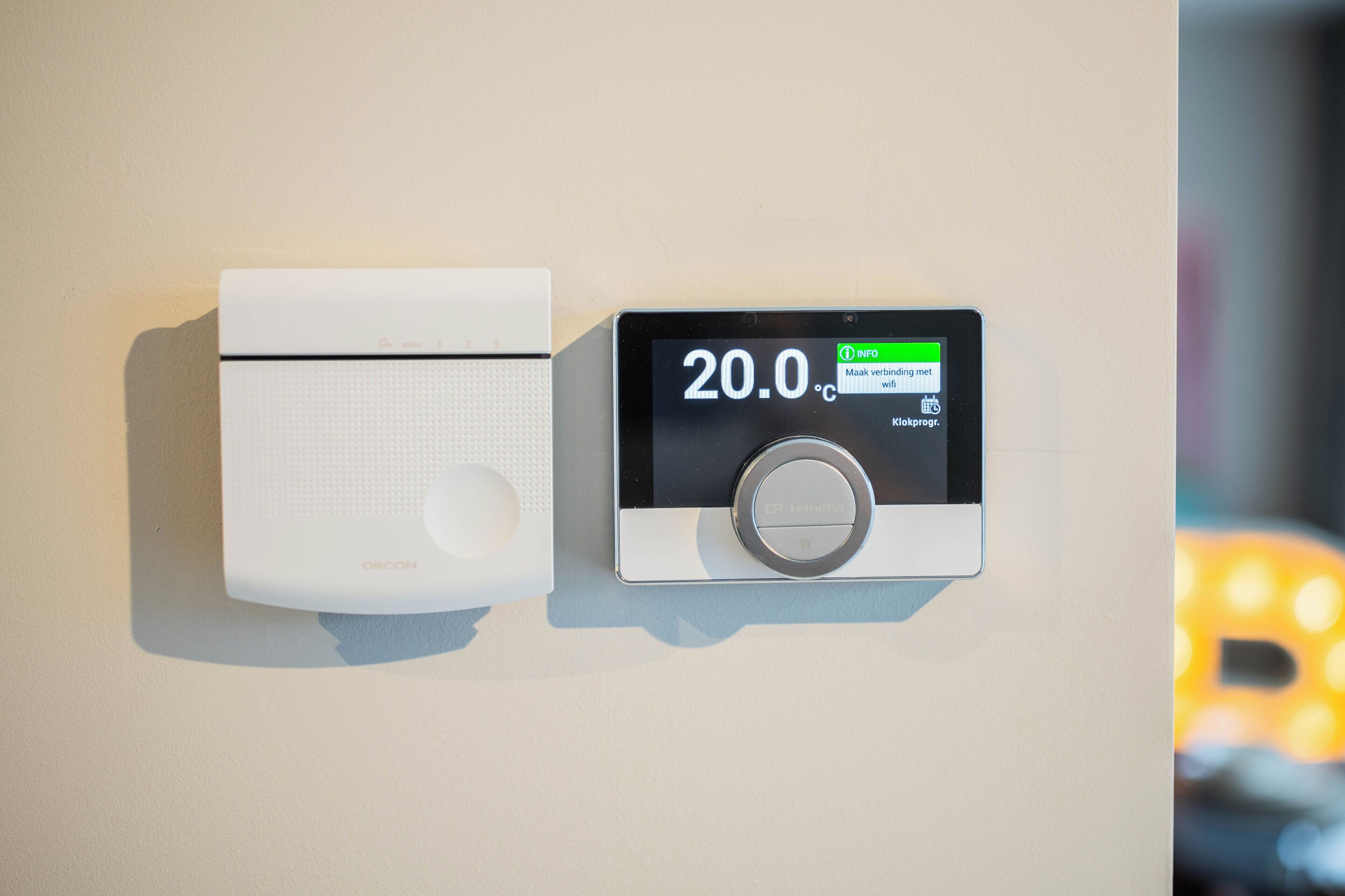 On peut voir un thermostat et un appareil blanc fixé au mur, probablement utilisés pour contrôler la température.