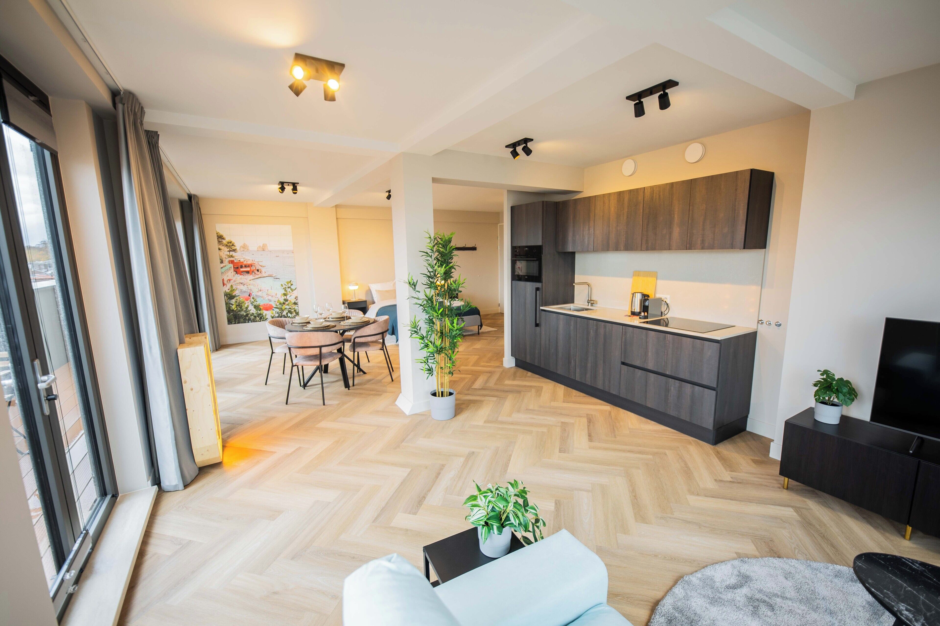 KS71 - Studio apartment +S/B | Opholdsområde | 25-tommers fladskærms-tv med kabelkanaler
