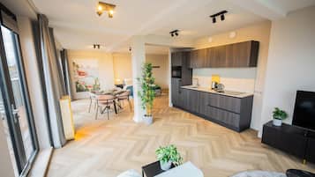 KS71 - Studio apartment +S/B | Opholdsområde | 25-tommers fladskærms-tv med kabelkanaler