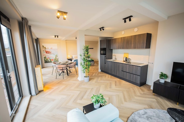 KS71 - Studio apartment +S/B | Ruang tamu | 25 inci televisyen skrin rata dengan kabel