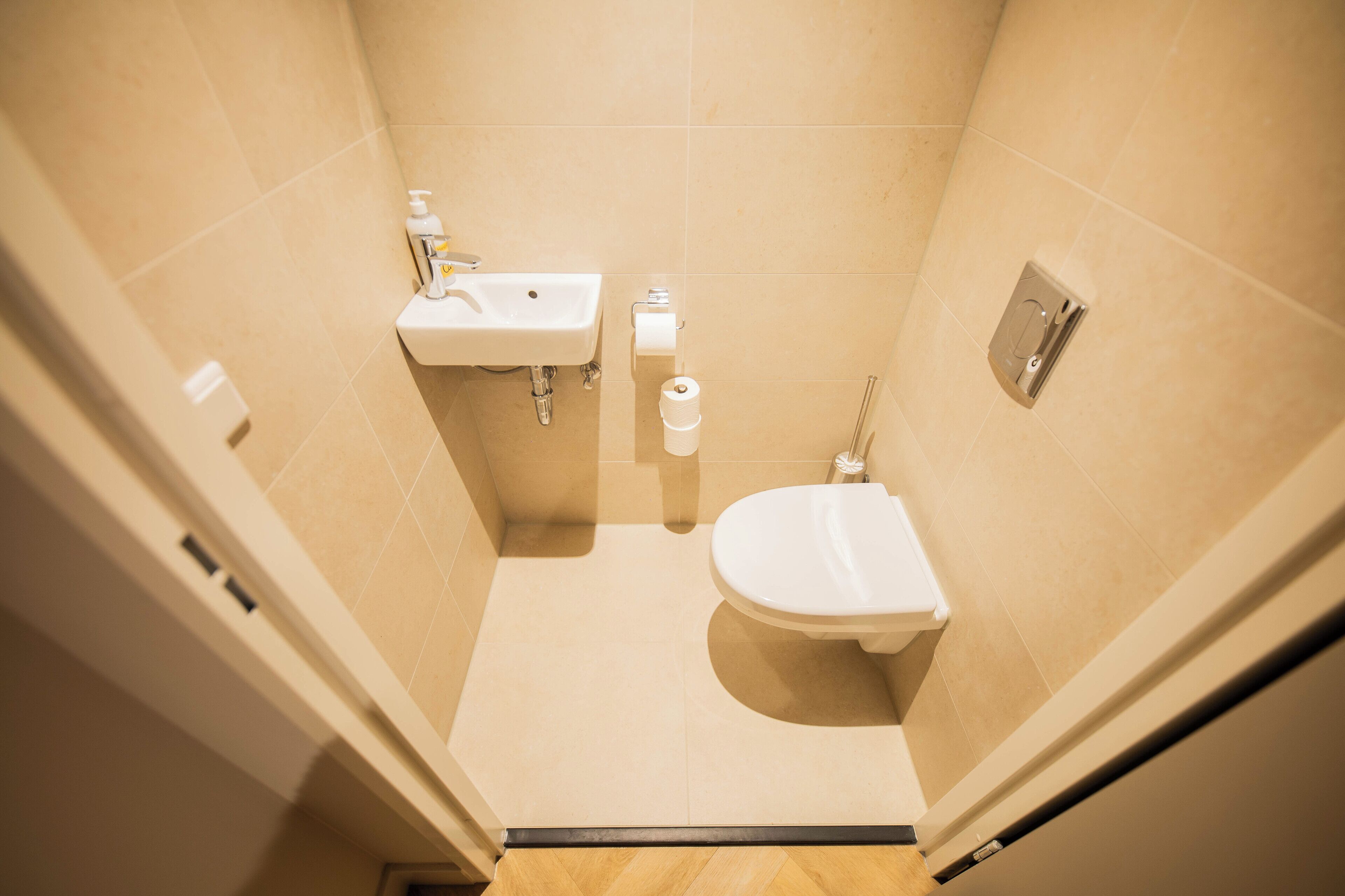 Een douche, een haardroger, vloerverwarming, handdoeken