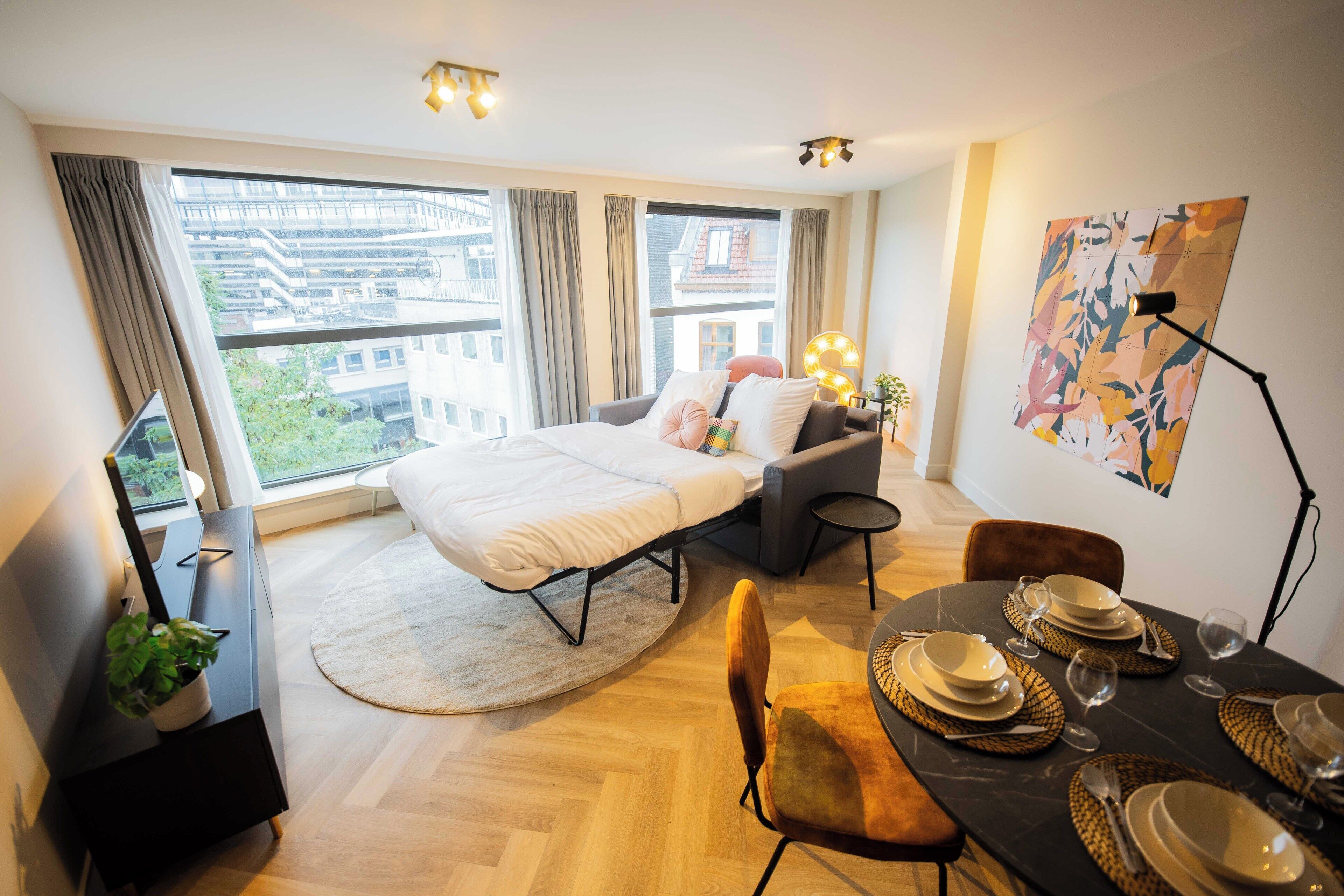KS71- Serviced 1BR Apartments +S/B | ห้องนั่งเล่น | ทีวีจอแบน 25 นิ้ว พร้อมช่องเคเบิล