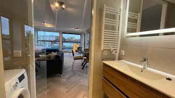 1 habitación, tabla de planchar con plancha, wifi gratis y ropa de cama