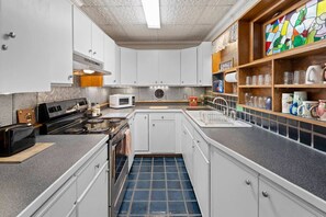 Fridge, microwave, oven, stovetop - SecretGardenGetaway: Asheville; Great Smokey Mtns (Canton)