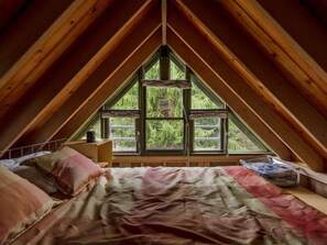 1 多间卧室、办公桌、床单