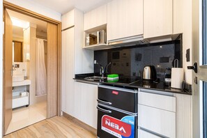 Refrigerador, microondas, placa de cocina, cafetera/tetera