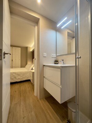 1 bedroom, desk, iron/ironing board, travel crib - Apartamento Anaya 3, en Pleno Centro de Granada (Granada)