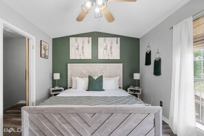 2 bedrooms, iron/ironing board, travel cot, WiFi - Bayou Getaway - Gated townhome w/ King Bed (Shreveport)